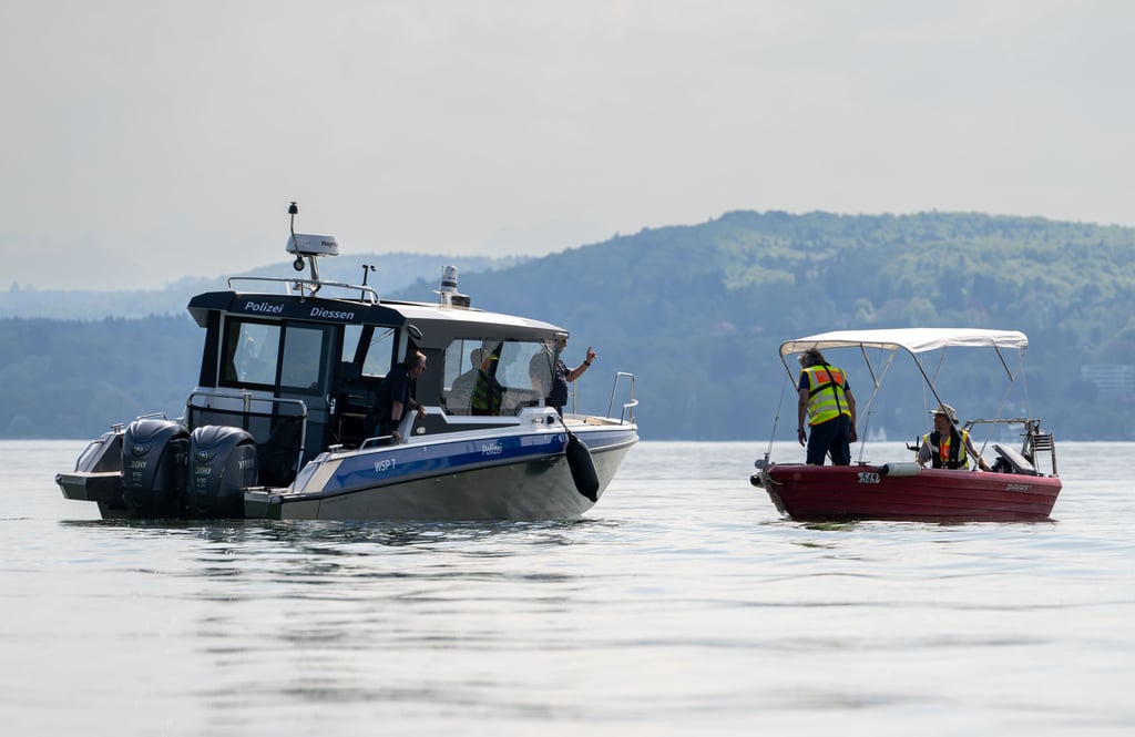 Suchaktion auf dem Ammersse: Ein Polizeiboot und eine mit einem Sonargerät ausgestattetes kleiners Boot schwimmen auf dem Ammersee.