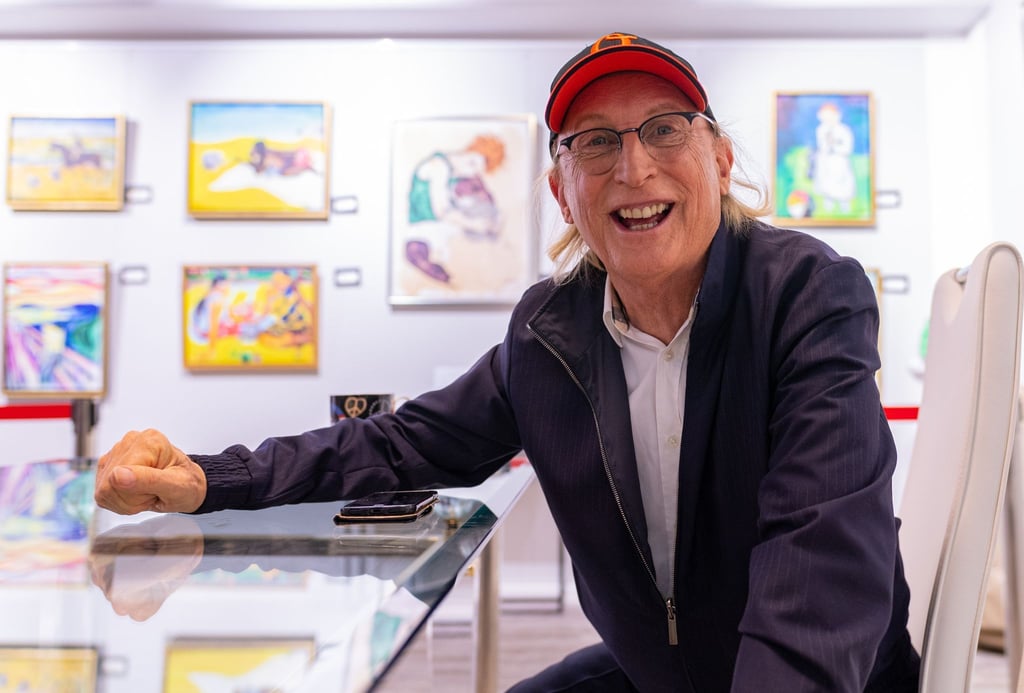 Otto Waalkes spricht in einem Interview vor Eröffnung seiner Ausstellung.