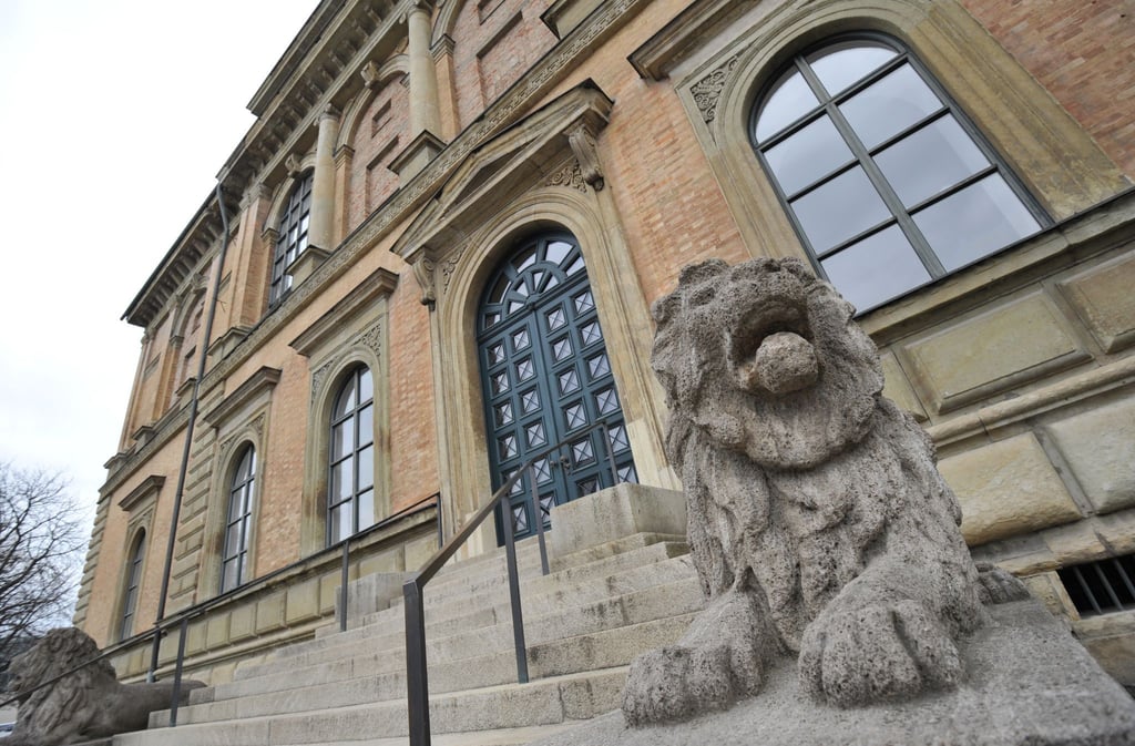 Ein Steinlöwe vor dem Gebäude der Alten Pinakothek in München. Das Museum beherbergt eine der bedeutendsten Kunstsammlungen der Welt.