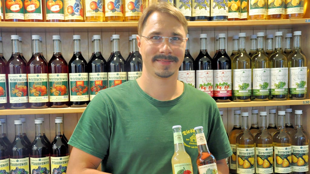 Matthias Schulz mit den beiden Saftschorlen, die es dieses Jahr in die Altmark-Kiste geschafft haben.