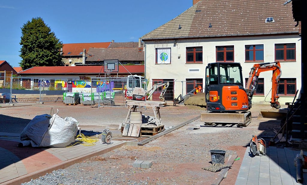 Rund um das Sportspielfeld sind nochPflasterarbeiten zu erledigen. Das Feld bekommt einen Tartanbelag.
