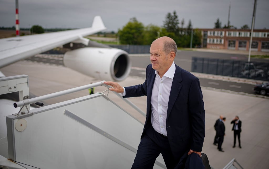 Bundeskanzler Olaf Scholz (SPD) auf dem Weg zu seinem ersten Besuch in Tschechien.