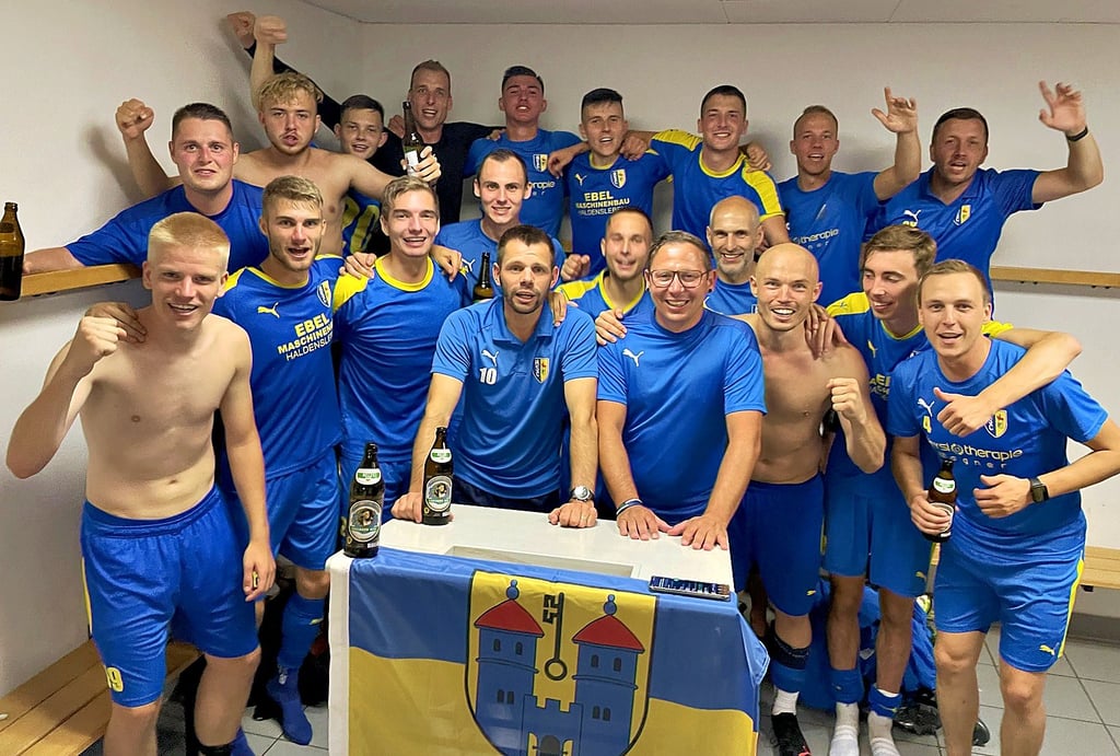 Der Haldensleber SC feiert den ersten Saisonsieg in der Verbandsliga kräftig. Danach ging es noch auf das Altstadtfest.