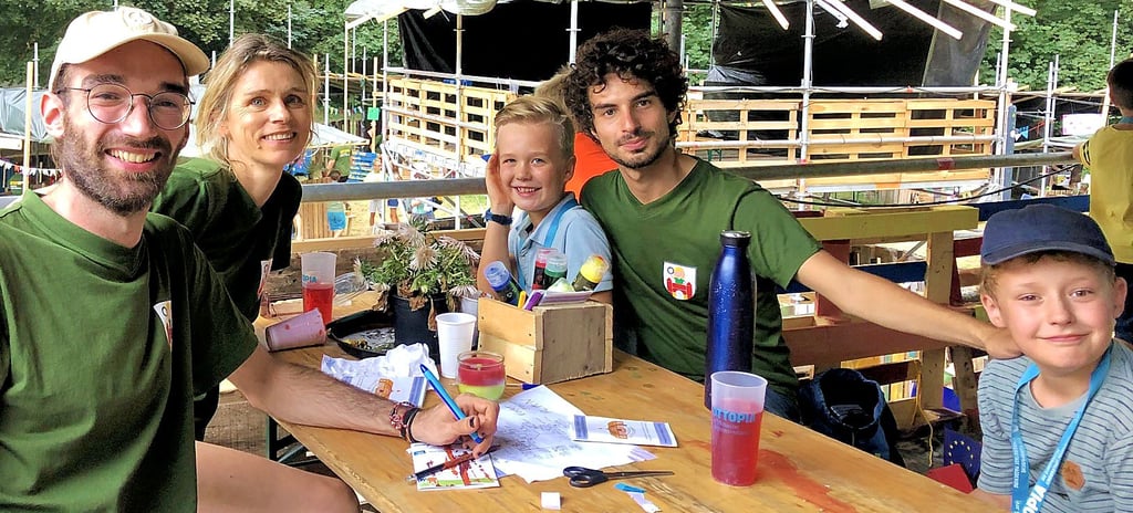 Stadtschreiberin Katja Hensel, hier mit Helfern und Teilnehmern der Kinderstadt Ottopia, die bis zum 19. August in Magdeburg stattfand. Auch die Spielstadt will Katja Hensel noch zum Thema machen.