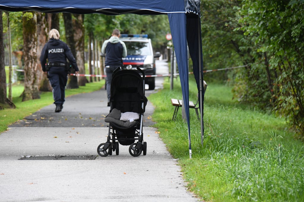 Polizisten am Unglücksort: Nach einem mutmaßlichen Angriff auf seinen Vater ist ein Sechsjähriger tot in der Tiroler Ache gefunden worden.