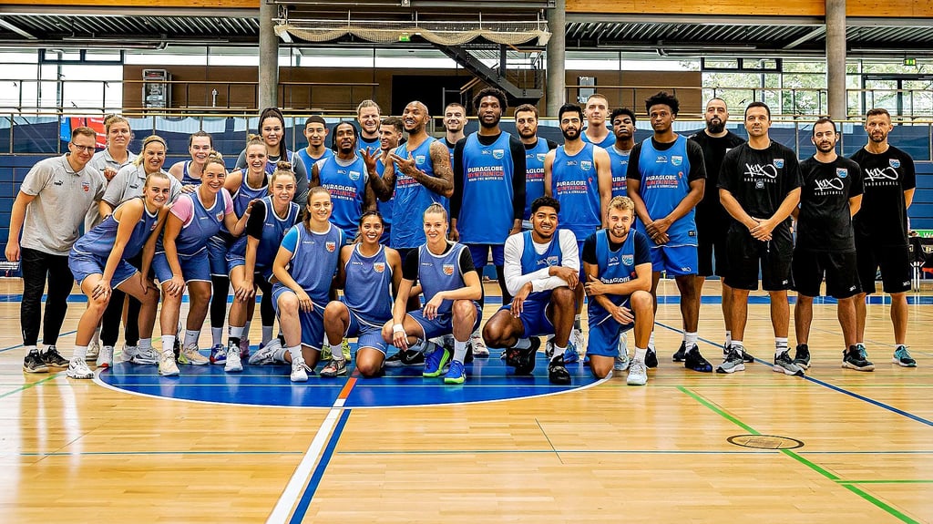 Der Syntainics MBC und Gisa Lions MBC posieren gemeinsam für ein Foto.