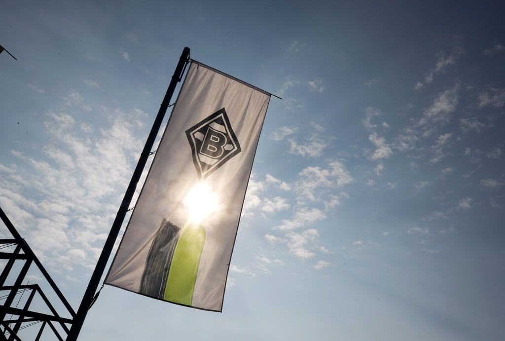 Eine Fahne mit dem Logo von Borussia Mönchengladbach weht am Borussia-Park.