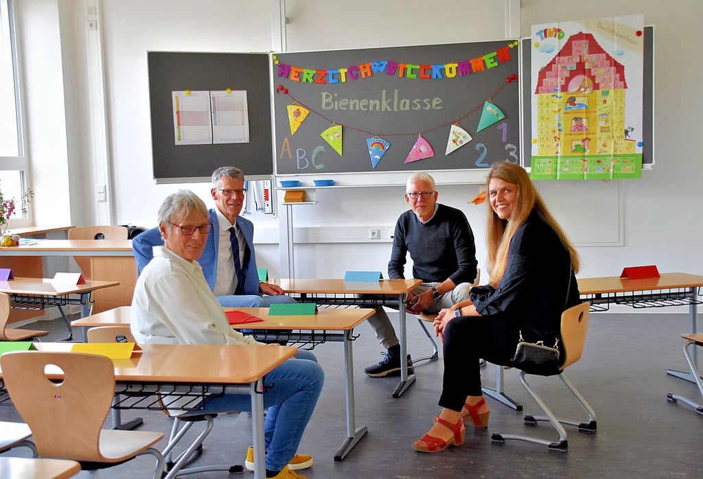 Katharina Brederlow, Egbert Geier, Falk Zeitler und Siverin Arndt-Krüger (v.l.) beim Probesitzen in der ersten Klasse