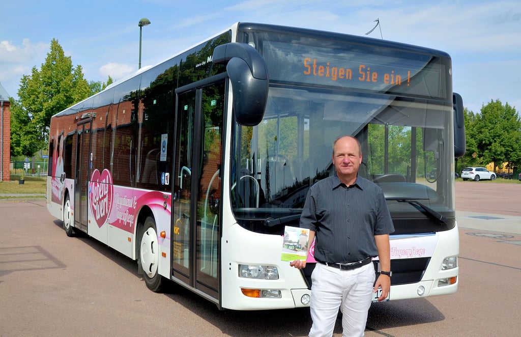 Bill Bank ist bei der KVG nicht nur Leiter Verkehrsplanung, Marketing und Tarif, sondern auch deren Pressesprecher. Wenn Not am Mann ist, fährt er selbst Linienbusse im Salzlandkreis.