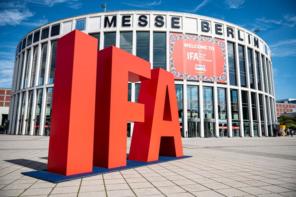 Ein Schriftzug der Internationalen Funkausstellung (IFA).