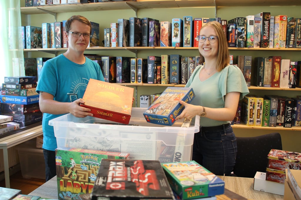 Im Vereinsheim werden die Kisten gepackt: Michael Teuchler und Fiona Böttner sind am Wochenende beim Event dabei.