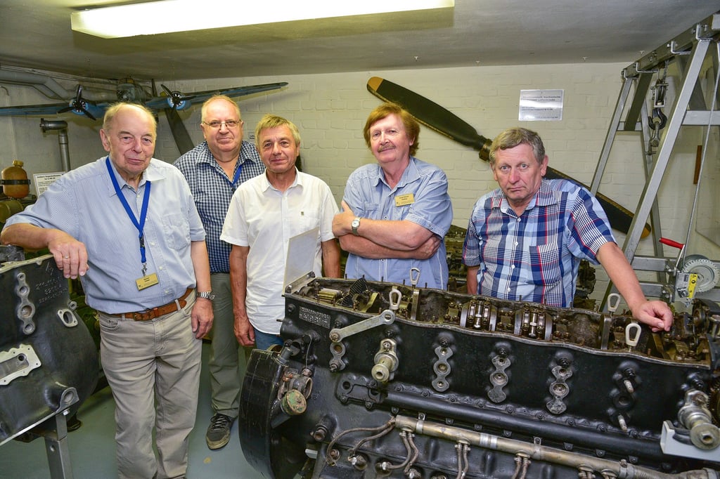 Reiner Göbel (85, von links), Eberhard Zutz (70), Dietmar Kuropka (69), Horst-Rainer Valdeig (71) und Gert Koppensdorf (68) sind die fünf verbliebenen Mitglieder des Arbeitskreises Junkerswerke und Fliegerhorst Bernburg.