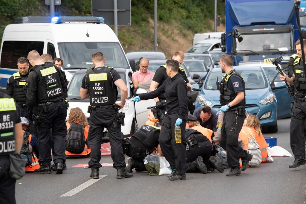 Demonstranten der Gruppe „Letzte Generation“ haben eine Ausfahrt blockiert.