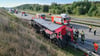 Rettungskräfte sind an der Unfallstelle im Einsatz. Ein Lastwagen war aus bislang ungeklärter Ursache auf der Autobahn 14 in Fahrtrichtung Magdeburg auf die Fahrbahn gekippt.