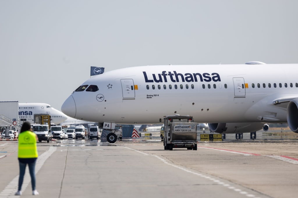 Die Lufthansa-Maschine des Typs Boeing 787-9 steht auf dem Rollfeld am Frankfurter Flughafen. Damit hat die Lufthansa ein neues Langstreckenflugzeug in ihrer Flotte.