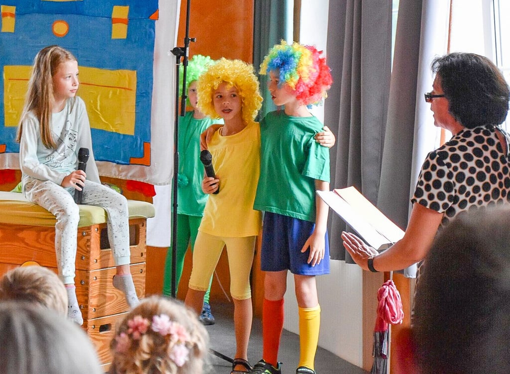 Die Zweitklässler der Annaburger Grundschule zeigten zur Einschulungsfeier für ihre neuen „Kollegen“ ein kleines Theaterstück. Claudia hatte Fragen zur Schule, die ihr die Schultrolle beantworteten.