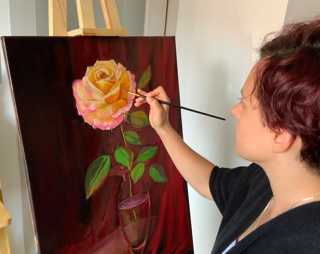 Anastasiia Kostenko malt ein Bild für Sangerhäuser Rosenball 2022.