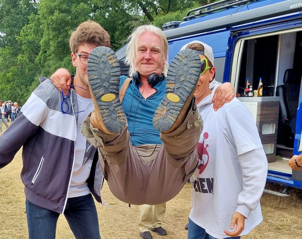 Caspar Unger (links) und Christian Friedrich (rechts) haben für ein Foto vor Ort Regisseur Detlev Buck hochgenommen.