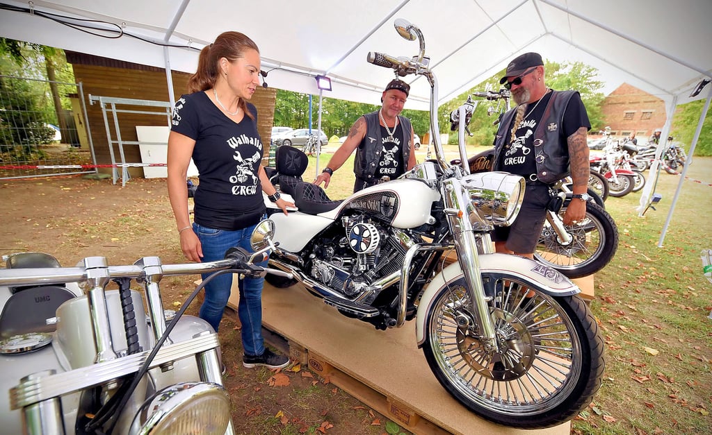 Christiane Höppner, Vorstandschef Thomas Michaelis und Stellvertreter Ralf Domitz vom Verein MSV Edderitz Walhalla Cycles an ihren Motorrädern