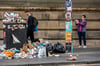 Ein langanhaltender Streik der schottischen Müllabfuhr führt zu überquellenden Containern und sich stapelnden Müllsäcken. In Großstädten wie Edinburgh oder Glasgow ist die Situation angespannt.
