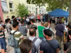 Vor der Magdeburger Ausländerbehörde versammelten sich am Dienstag (30. August 2022) zahlreiche Menschen zu einer Kundgebung.