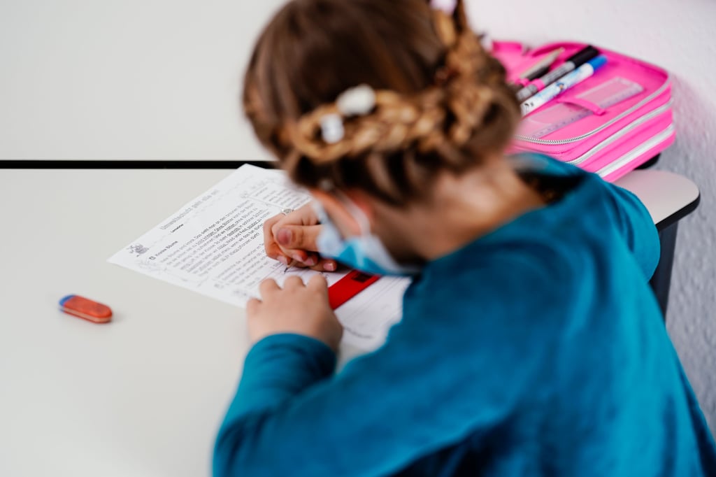 Schülerin bei der Nachhilfestunde: In Magdeburg sollen künftig mehr Kinder in den Genuss staatlich finanzierter Lernförderung kommen.