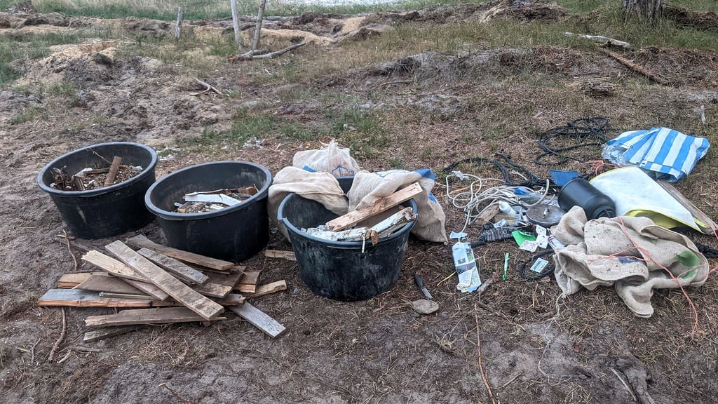 Frühere Besetzer des Losser Forsts und Mitglieder der Initiative „Keine A14“ haben laut eigener Angabe die Müllreste im Losser Forst zusammengesammelt.
