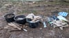 Frühere Besetzer des Losser Forsts und Mitglieder der Initiative „Keine A14“ haben laut eigener Angabe die Müllreste im Losser Forst zusammengesammelt. 
