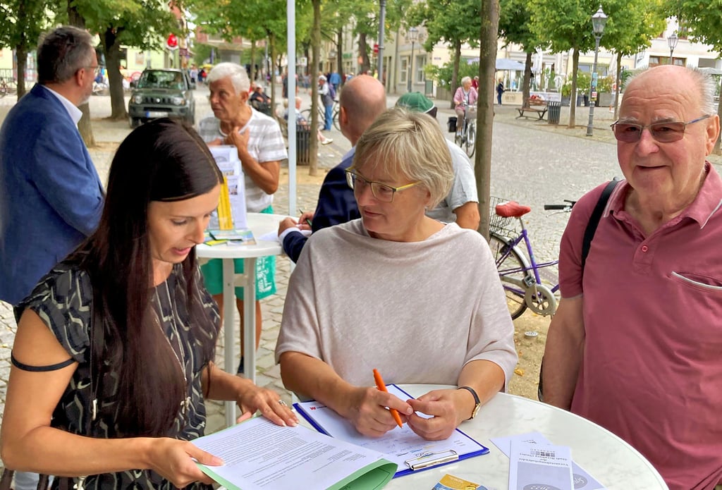 Nadine Israel (von links) und Gerd Kuckenburg nutzten die Bürgersprechstunde der Bernburger Rathaus-Spitze auf dem Karlsplatz, um Oberbürgermeisterin Silvia Ristow ihre Sorgen vorzutragen.