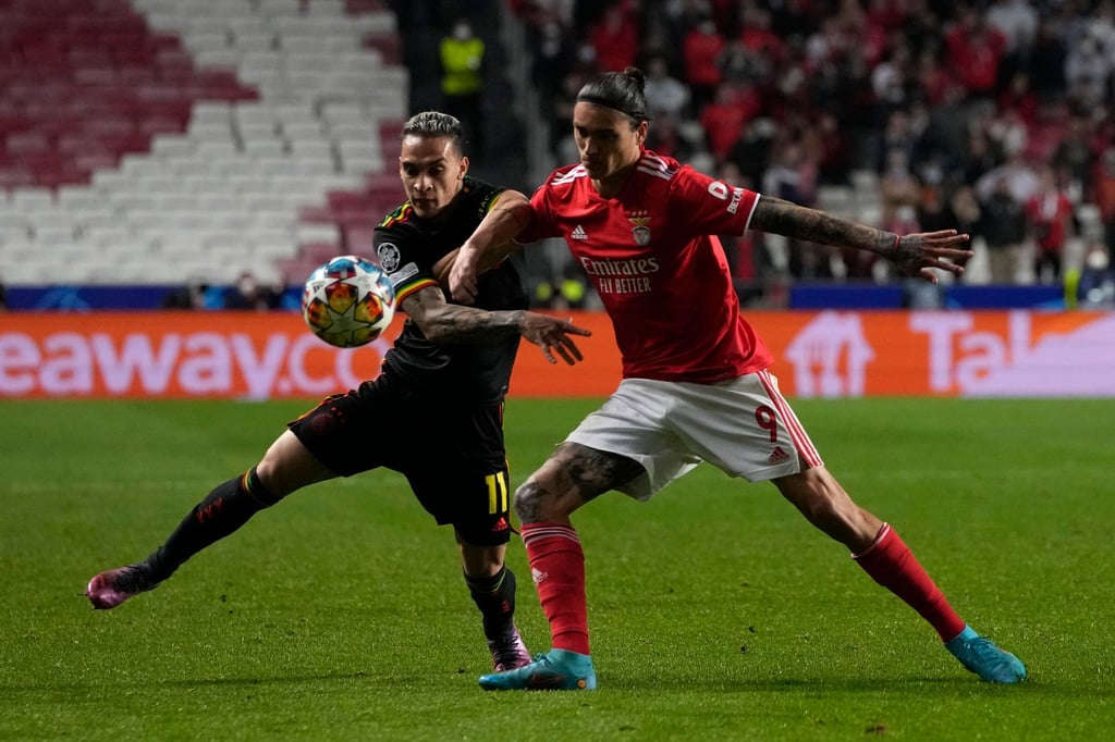Antony (l) wechselt von Ajax Amsterdam zu Man United.