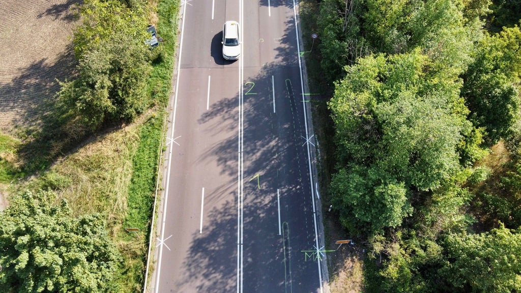 An der Unfallstelle verläuft links und rechts der B100 an der Stadtgernze in Halle ein Trampelpfad. Sogar mit Schubkarren sollen Fußgänger hier die Bundesstraße überqueren.