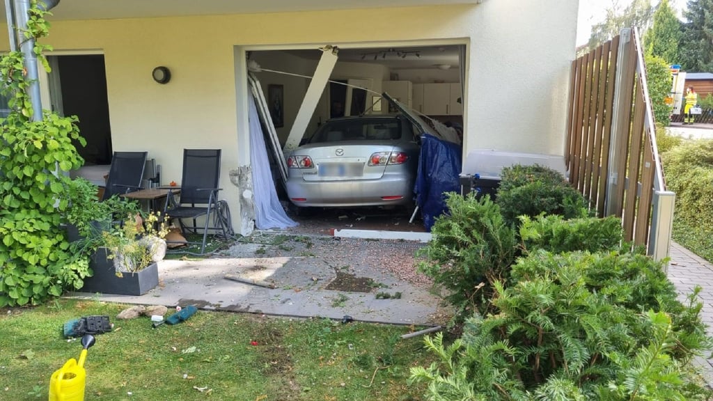 Ein Auto steht in einem Wohnzimmer in einer Seniorenwohnanlage.