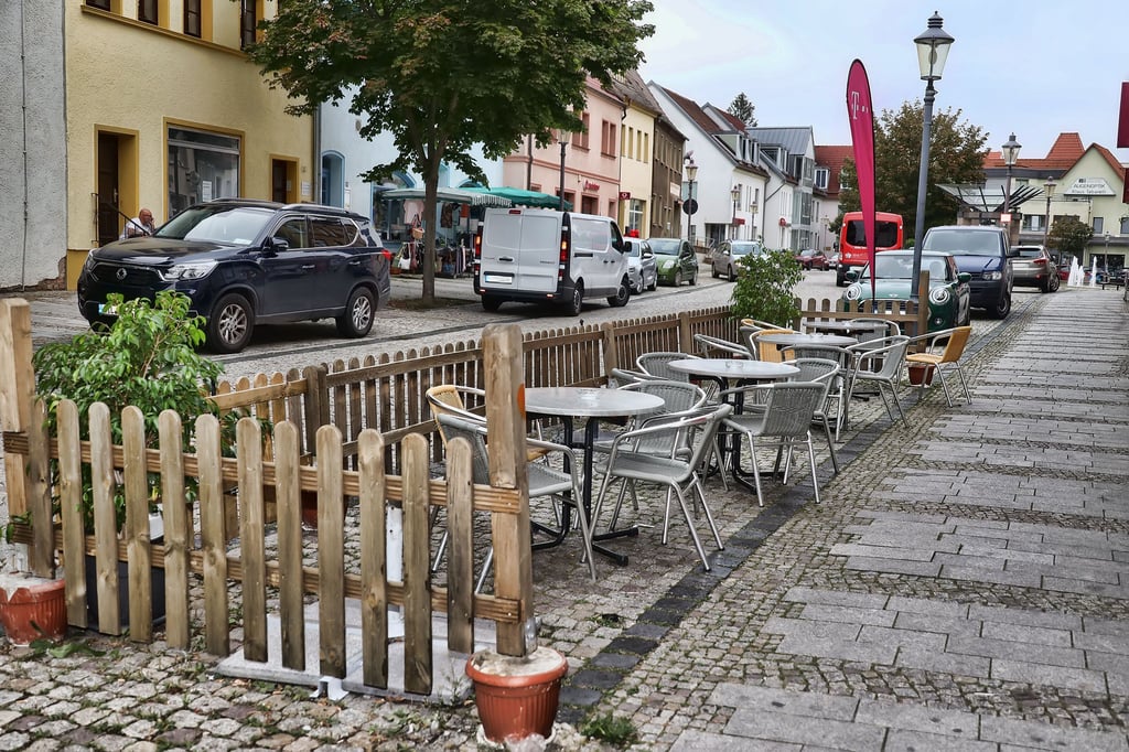 Verwaiste Tische und Stühle auf dem Hettstedter Markt: Ob solche Bilder wohl bald zur Normalität werden?