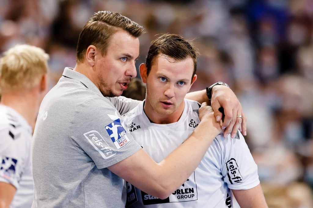Der THW Kiel mit Trainer Filip Jicha (l, mit Sander Sagosen) ist heißester Anwärter auf den Meistertitel.
