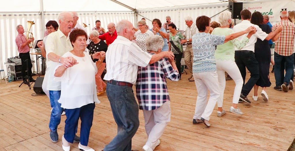Die „Elbaue Musikanten“ haben beim Frühschoppen am Sonntag für Stimmung im Zelt gesorgt.