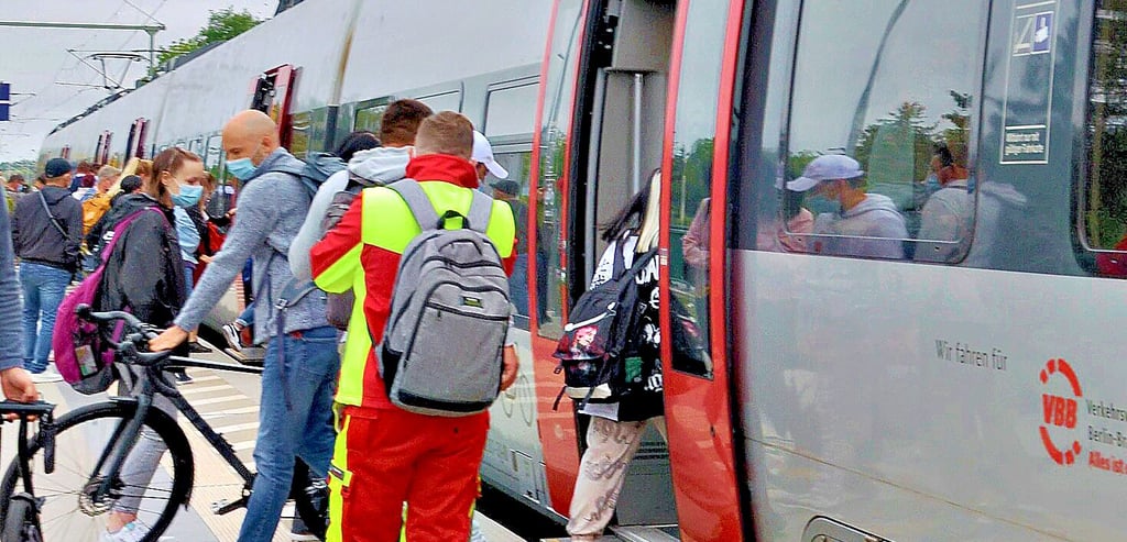 Bürger finanziell entlasten und mehr Menschen in Bus und Bahn locken wie hier in den Regionalexpress von Zerbst nach Dessau, darum ging es beim 9-Euro-Ticket.