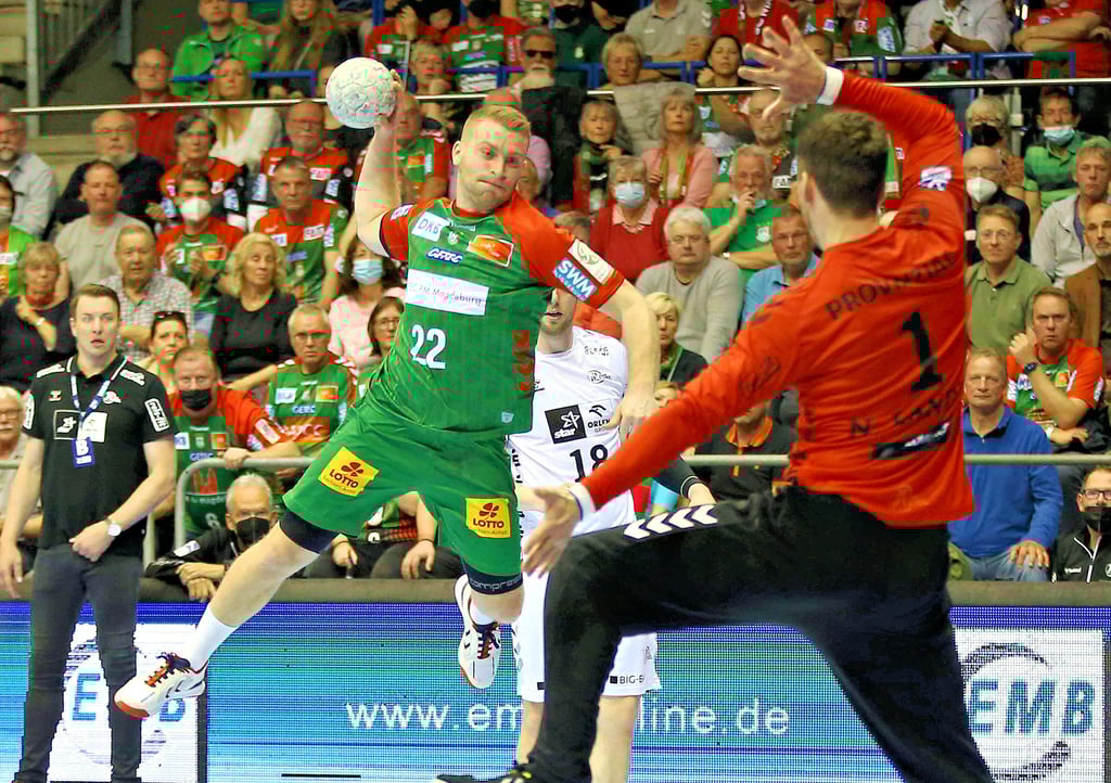 Lukas Mertens (l.) möchte heute den ersten Titel der Saison gewinnen. Ein Sieg im Supercup wäre für den 26-Jährigen auch ein Signal an den Meisterschaftskonkurrenten THW Kiel und dessen Keeper Niklas Landin (r.).