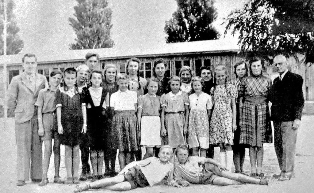 Schnappschuss von 1950: Die 8. Klasse steht vor den Übergangsbaracken.
