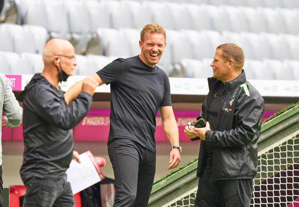 Julian Nagelsmann flachst mit Max Eberl (r.).