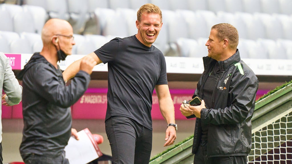 Julian Nagelsmann flachst mit Max Eberl (r.).