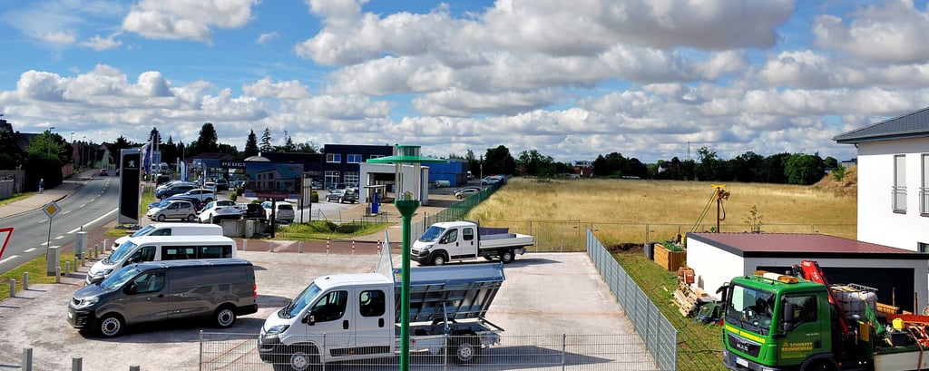 Blick nach Diesdorf: Links im Bild ist die Straße Kümmelsberg zu sehen. Daneben das Gelände eines Autohauses und auf der rechten Seite das neue Eigenheimviertel Kümmelsberg-West mit der Freifläche, deren Bebauungsplan jetzt für den Stadtrat Thema ist.
