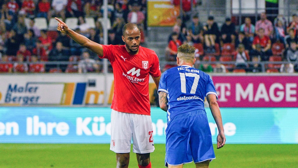 Mit Louis Samson (l.) ist man beim HFC nicht hundertprozentig zufrieden, auch deshalb wird ein Sechser gesucht.
