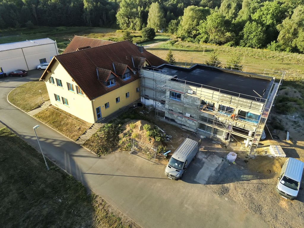 Der Neubau des Abwasserzweckverbands Wipper-Schlenze (AZV) in Hettstedt ist sichtbar gewachsen.