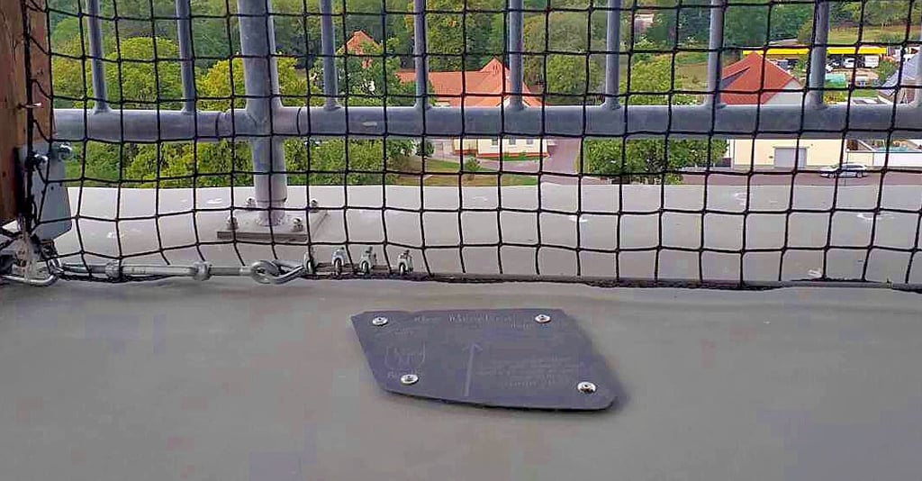Eine Schiefertafel aus Hillersleben ist jetzt auf der Brüstung des Klutturms in Rogätz angebracht worden.
