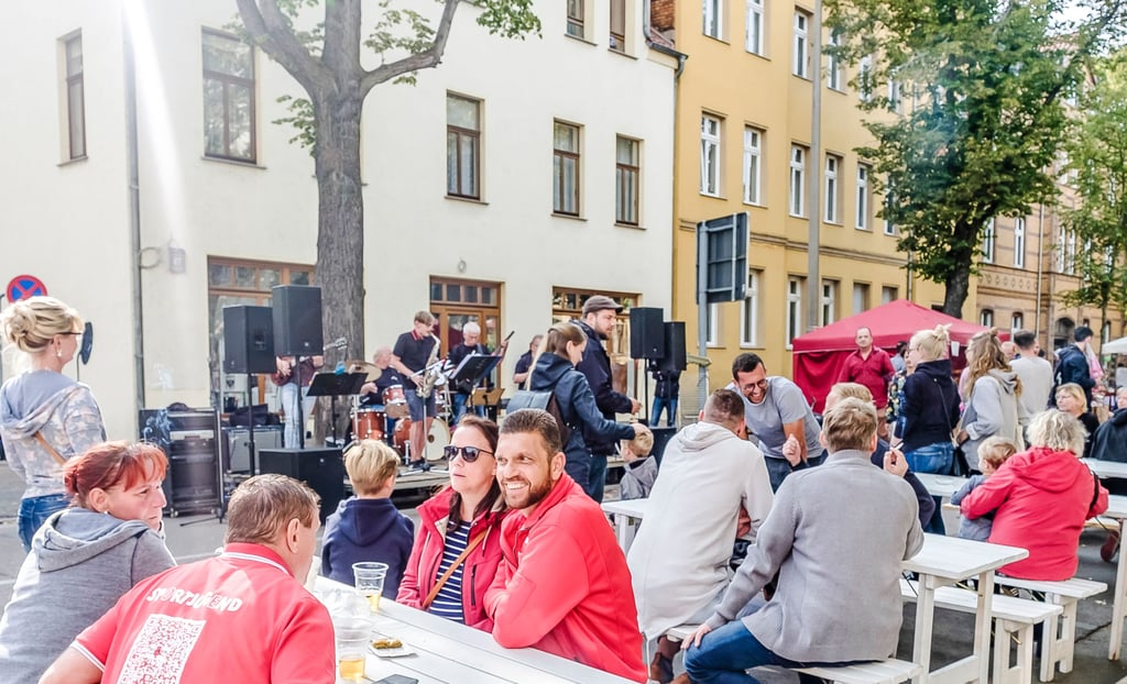 Gesellig geht es beim Lutherstraßenfest zu, hier eine Aufnahme von 2018. An diesem Samstag ist es wieder so weit.