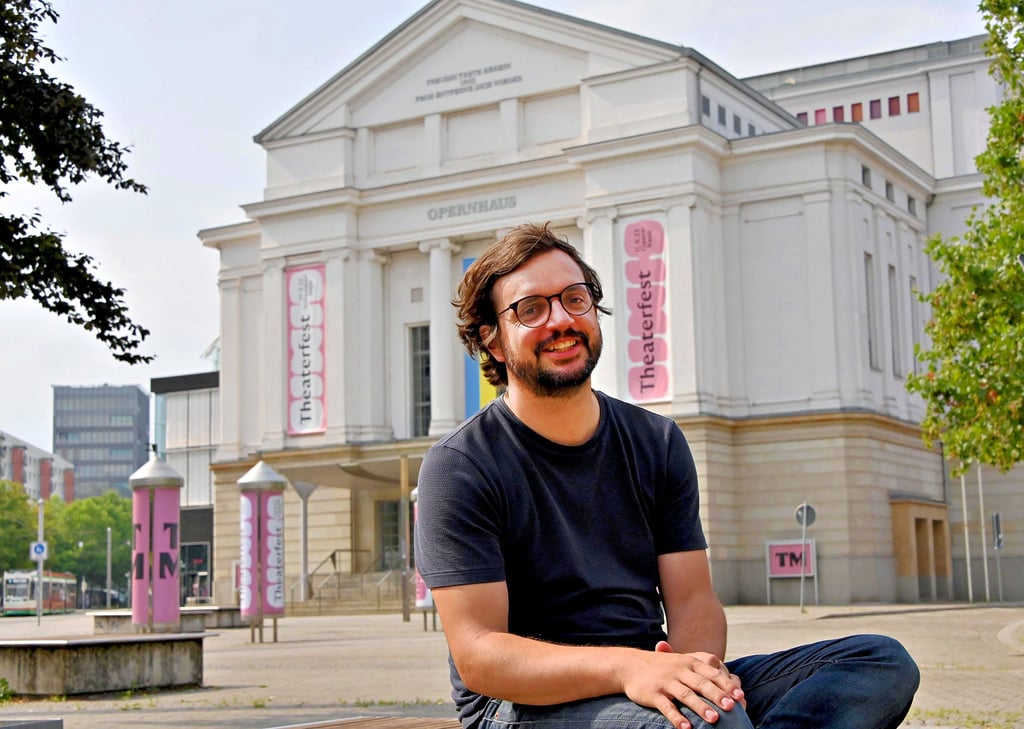 Julien Chavaz ist seit 1. August Generalintendant am Theater Magdeburg. Er will mit einem jungen Leitungsteam moderne Theaterauffassungen pflegen.