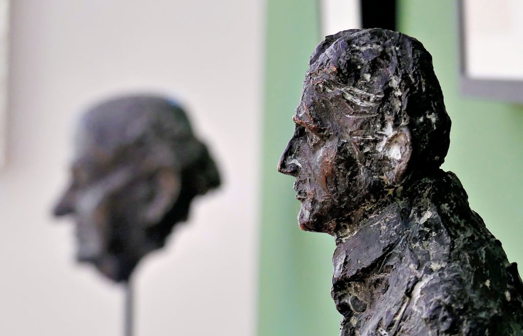 Der Autor und der Kritiker: Franz Kafka (r.) und Marcel Reich-Ranicki geformt von Duttenhöfer.
