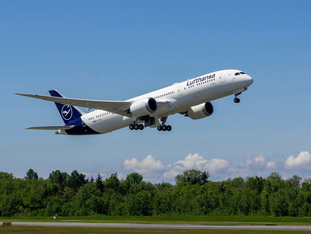 Mit knapp einem Jahren Verspätung hat die Lufthansa ihr erstes Langstreckenflugzeug vom Typ Boeing 787-9 erhalten.