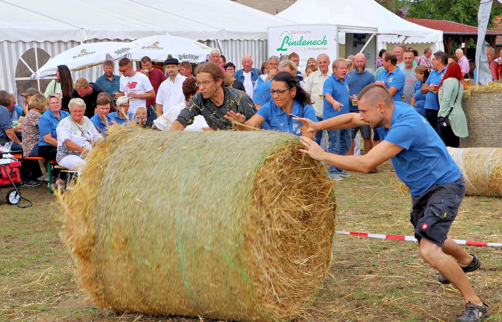 Der große Strohballen wird diesmal in Mönchenhöfe arg strapaziert. 13 Mal wird er über die Wettkampfstrecke neben dem Festzelt gerollt. Das Team B 23 sichert sich den Sieg in 21,18 Sekunden.
