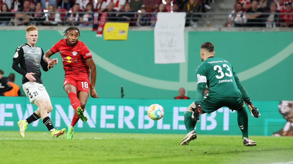 Bekam 41 Torschüsse auf seinen Kasten: Yannick Zummack gegen Christopher Nkunku.